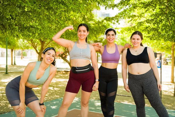 Koştuktan ya da dışarıda çalıştıktan sonra vücut çeşitliliğini ve pozitifliğini kutlayan güçlü, güzel, çeşitli sportif kadınlar grubu.