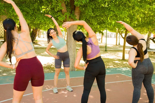 Вид Разношерстную Группу Женщин Различными Телами Растягивающимися Занимающимися Фитнесом Парке — стоковое фото