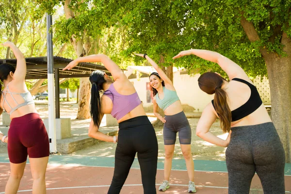 公园里的一个健身课上 体形各异的体形苗条身材的女人在热身运动中进行锻炼和伸展 — 图库照片