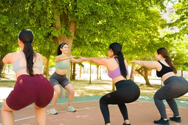 Além Tamanho Mulheres Magras Com Diversos Corpos Fazendo Exercícios Agachamento — Fotografia de Stock
