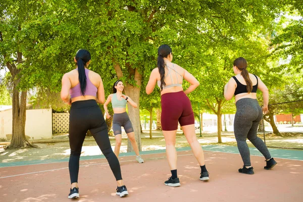 Çeşitli Vücutlara Sahip Sportif Kadınlar Grup Fitness Kursu Sırasında Dans — Stok fotoğraf