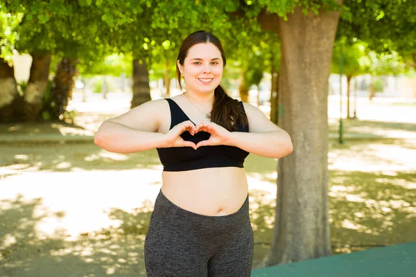 Güzel Iri Yarı Bir Kadın Kalp Yapıyor Vücudunun Pozitifliğini Kabulünü — Stok fotoğraf