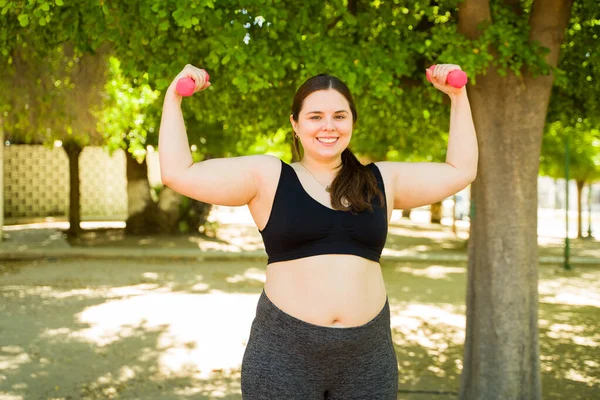 Velikost Tuku Běloška Žena Dělá Biceps Kadeře Při Zvedání Činky — Stock fotografie
