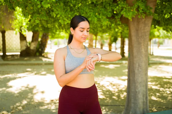 Sportig Ung Kvinna Använder Fitness App Sin Smartwatch Innan Börjar — Stockfoto