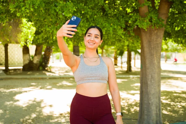 Belle Femme Latine Vêtements Sport Souriant Prendre Selfie Avec Son — Photo