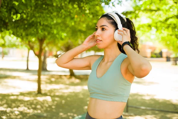Latin Çekici Genç Kadın Koşmadan Dışarıda Egzersiz Yapmadan Önce Müzik — Stok fotoğraf