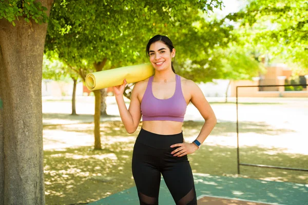 Sportovní Fit Žena Activewear Usměvavý Vypadá Šťastně Rohožkou Cvičení Připraven — Stock fotografie