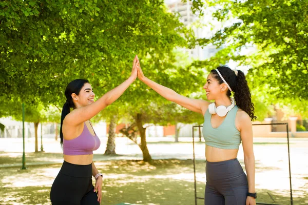 兴奋的年轻女性朋友们在室外跑步或锻炼身体时 都会高呼出5分 庆祝结束 — 图库照片