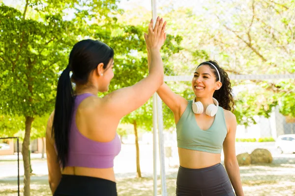 快乐活泼的女性朋友在公园里做完跑步或做完有氧运动后 会庆祝自己的快乐 — 图库照片