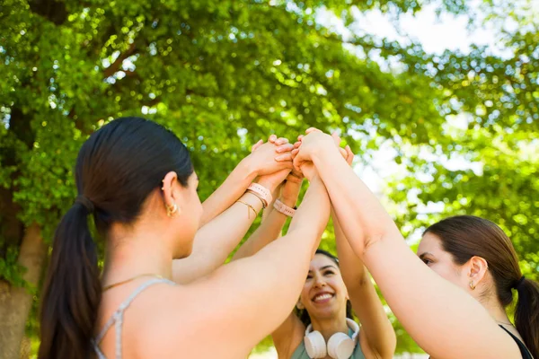 Närbild Glada Kvinnliga Vänner Sätta Sina Händer Tillsammans Firar Kropp — Stockfoto