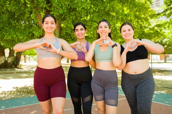 Sportlich Vielfältige Frauen Aktivkleidung Machen Ein Herz Und Zelebrieren Körperpositivität — Stockfoto