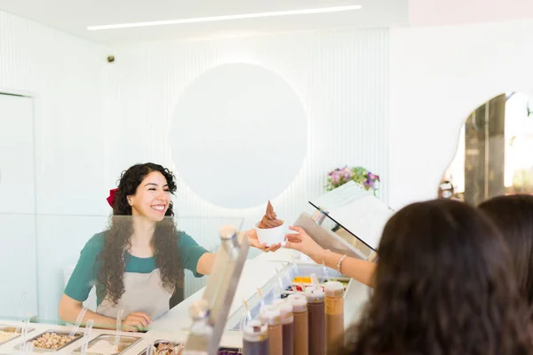 Spanisch Lächelnde Frau Serviert Teenie Kunden Ein Eis Oder Tiefgekühlten — Stockfoto