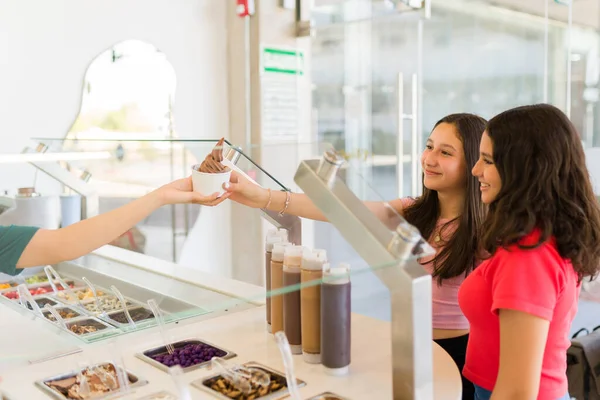 Boldog Tizenéves Lányok Vásárol Finom Fagylalt Feltéttel Desszert Mosolygós Míg — Stock Fotó