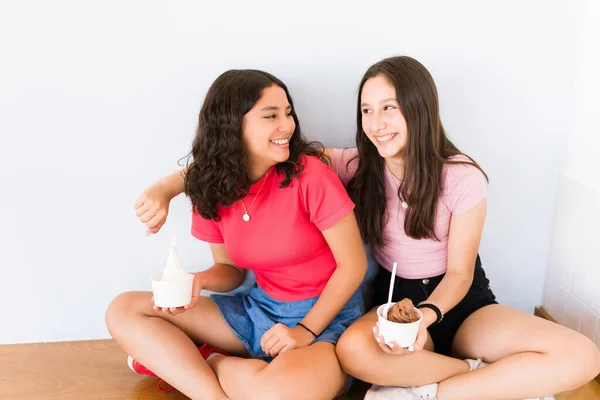 Aufgeregte Teenie Freundinnen Die Sich Umarmen Während Sie Eiscafé Lachen — Stockfoto