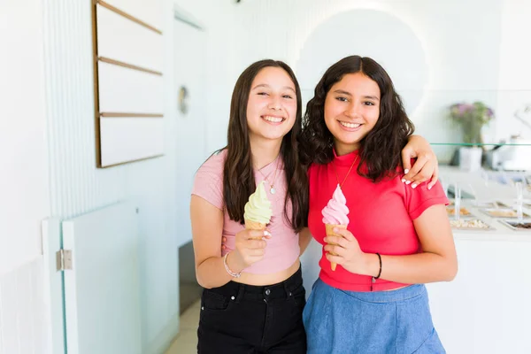 Urocze Szczęśliwe Nastolatki Kupują Jedzą Lody Lody Uśmiechają Się Ciesząc — Zdjęcie stockowe