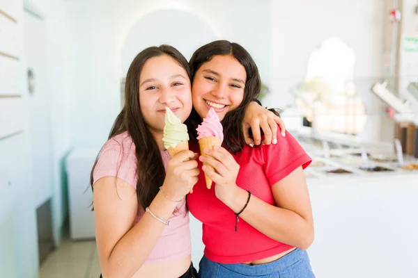 Gençlerin Iyi Arkadaşlarını Sevmek Dondurma Yerken Kucaklaşmak Birlikte Eğlenirken Donmuş — Stok fotoğraf