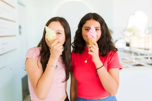 Lustige Teenie Freundinnen Genießen Gemeinsam Eine Leckere Eistüte Essen Und — Stockfoto