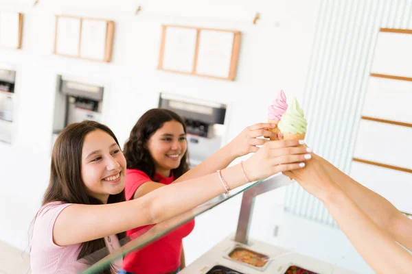 Entusiasmadas Meninas Adolescentes Bonitas Comprando Cones Gelato Iogurte Congelado Sorveteria — Fotografia de Stock