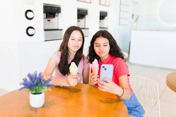 Vackra Tonårstjejer Ler När Använder Sociala Medier Eller Sms Smarttelefonen — Stockfoto