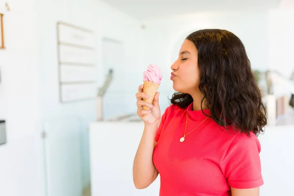 若いですヒスパニックティーン女の子楽しみますおいしいアイスクリームコーン夏の間に甘い凍結ヨーグルトやジェラートを購入した後 — ストック写真