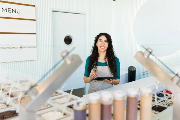 Mulher Latina Alegre Empresária Usando Tablet Sorrindo Olhando Feliz Segurando — Fotografia de Stock