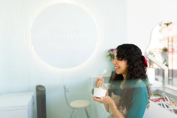 Vista Lateral Una Trabajadora Latina Disfrutando Comiendo Delicioso Yogur Helado — Foto de Stock