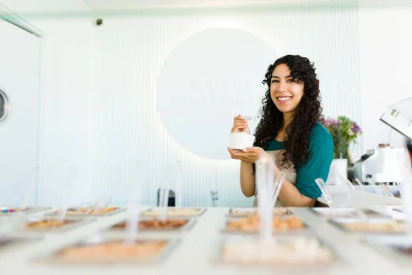Hermosa Mujer Feliz Trabajador Sonriendo Mirando Cámara Mientras Come Delicioso —  Fotos de Stock