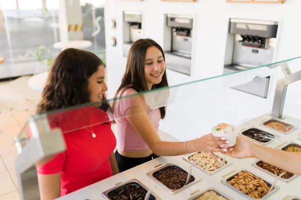 Δύο Χαρούμενα Έφηβα Κορίτσια Που Αγοράζουν Νόστιμο Παγωμένο Γιαούρτι Παγωτό — Φωτογραφία Αρχείου