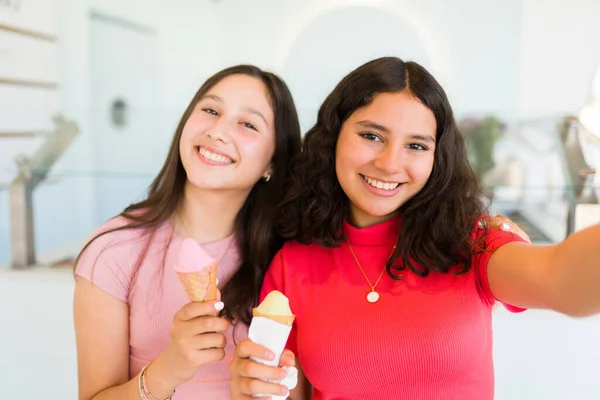 Личная Перспектива Красивых Девочек Подростков Делающих Селфи Магазине Мороженого Время — стоковое фото