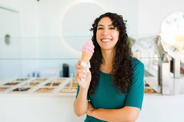 おいしいジェラートコーンを食べながら笑顔で笑顔になり アイスクリーム屋さんで陽気になる幸せな若い女性 — ストック写真