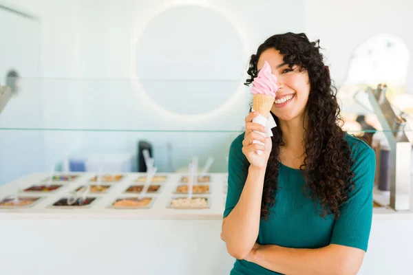 Jovem Engraçada Comprando Delicioso Cone Sorvete Gelataria Divertindo Durante Verão — Fotografia de Stock