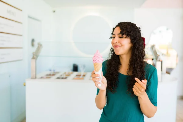 ラテン魅力的な若いです女性食べるAアイスクリームコーン見て幸せ後に購入冷凍ヨーグルトでザ店 — ストック写真