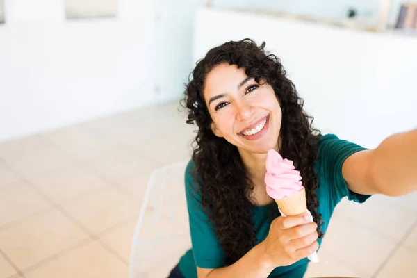 豪華なラテン女性で彼女の20代の取るA自己中心的な視点でおいしいアイスクリームコーンを食べながら夏 — ストック写真