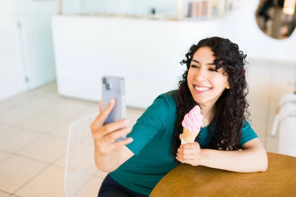 Spännande Ung Kvinna Som Använder Sin Smartphone Och Tar Selfie — Stockfoto