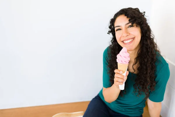 幸せな女性の顧客は夏の甘い冷たい御馳走を購入した後 アイスクリームコーンを食べる準備ができて笑顔 — ストック写真