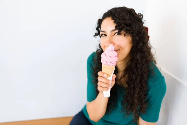 Flirtuje Mladá Žena Úsměvem Kameru Zatímco Ukazuje Její Lahodné Zmrzliny — Stock fotografie