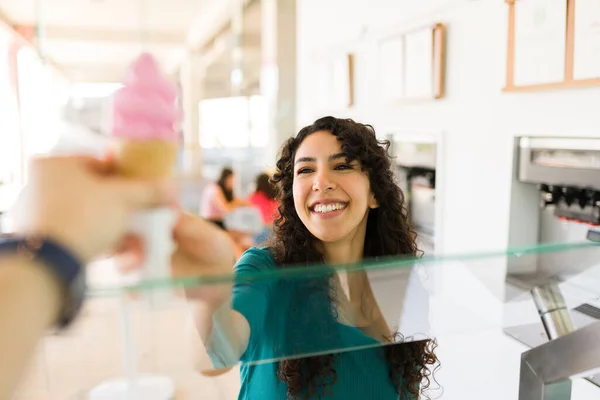 若い笑顔の女性購入と夏の間に冷たい甘い御馳走のためのイチゴアイスコーンを食べる準備ができて — ストック写真