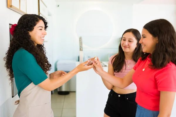 Teenage Girls Customers Smiling Asking Free Samples Woman Worker Buying — Stock Photo, Image