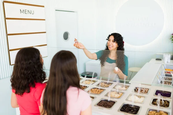 女性労働者販売アイスまたは冷凍ヨーグルトでおいしいトッピングへ十代の女の子顧客に店 — ストック写真