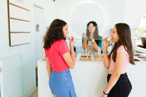 美しいですティーン女の子友人来るに冷凍ヨーグルト店夏の間にとしようとしています異なるアイスクリームの味前に購入 — ストック写真
