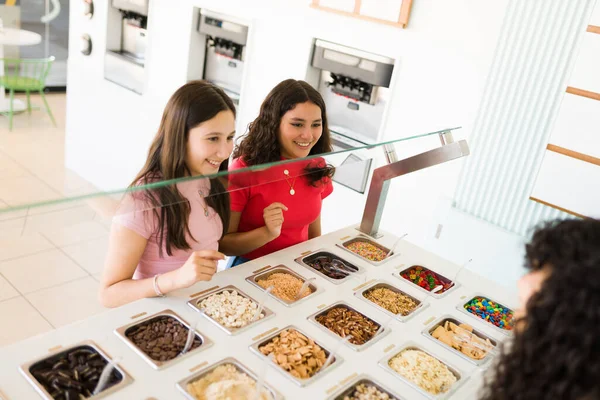 Лучшие Друзья Подростки Выбирают Мороженое Забегаловке Разговаривают Рабочим Магазине Замороженных — стоковое фото
