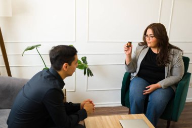 Profesyonel psikiyatrist depresyon geçiren kederli bir adama reçeteli antidepresan veriyor.