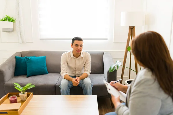 Homem Deprimido Triste Conversando Com Psicólogo Terapeuta Sobre Seus Problemas — Fotografia de Stock