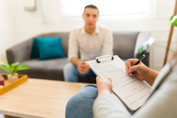 Focus Foreground Woman Therapist Taking Notes Doing Evaluation Patient Mental — Stock Photo, Image