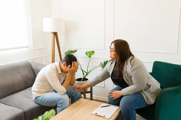 Psicologo Professionista Latino Confortante Che Offre Aiuto Uomo Stressato Che — Foto Stock