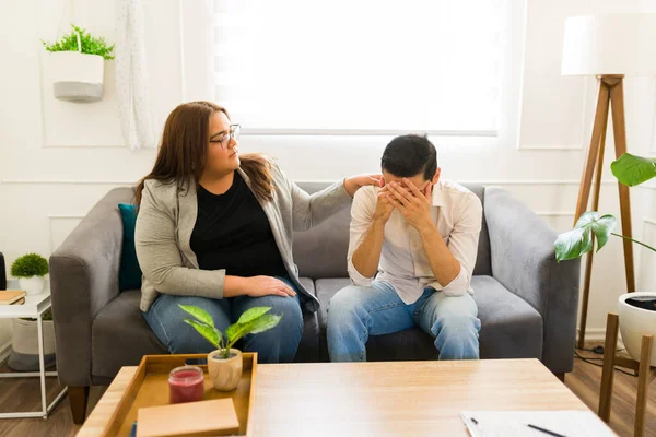 Psicólogo Mulher Hispânica Confortando Paciente Homem Triste Durante Terapia Chorando — Fotografia de Stock