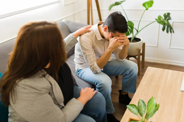うつ病や精神衛生上の問題のための心理学者から助けを得ている間 治療で泣いて悲しい男を落ち込ませました — ストック写真