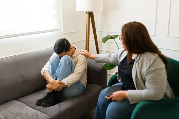 Ανήσυχες Γυναίκες Ψυχολόγος Παρηγορεί Έναν Καταθλιπτικό Ασθενή Αγκαλιάζει Γόνατά Του — Φωτογραφία Αρχείου
