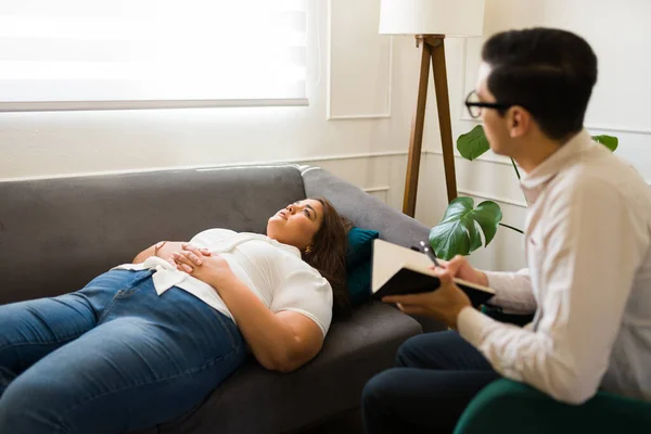 Psicólogo Profesional Que Habla Con Una Paciente Acostada Sofá Sobre — Foto de Stock
