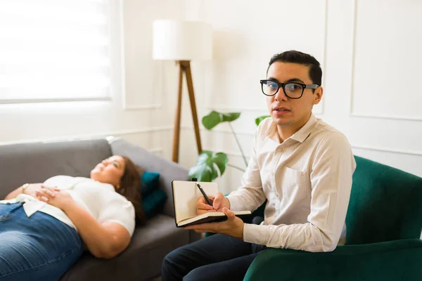 Caucasian Male Psychologist Glasses Making Eye Contact While Doing Patient — Stock Photo, Image
